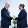 El primer ministro de Vietnam, Pham Minh Chinh, y Neil Pollock, vicepresidente de la Cámara de Comercio e Industria de Sudáfrica. (Foto: VNA)