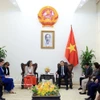 El viceprimer ministro vietnamita, Tran Hong Ha, recibe a la representante residente del Programa de las Naciones Unidas para el Desarrollo (PNUD) en Vietnam, Ramla Khalidi, y la representante de la Organización Mundial de la Salud (OMS) en el país, Angela Pratt. (Foto: VNA)