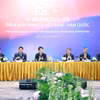 El primer ministro de Vietnam, Le Minh Hung, y el presidente Corea del Sur, Lee Jae Myung, copresiden una mesa redonda sobre cooperación económica. (Foto: VNA)