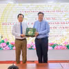El vicepresidente del Comité Popular municipal, Vuong Quoc Nam, y el presidente de la Asociación de Empresarios e Inversión Vietnam–Corea (VKBIA). (Foto: VNA)