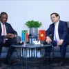 El primer ministro de Vietnam, Pham Minh Chinh, y el vicepresidente de Sudáfrica, Paul Mashatile. (Foto: VNA)