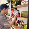 Consumidores escanean el código de un producto para consultar información sobre su origen y trazabilidad. (Foto: VNA)