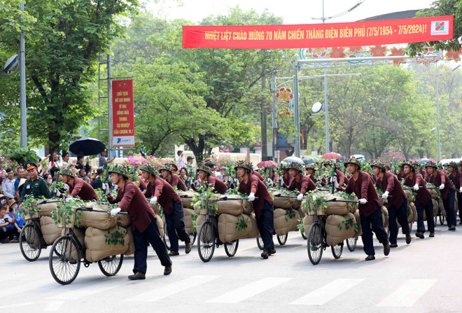 Los trabajadores de primera línea desfilan por las calles de Dien Bien en el acto por el 70 aniversario de la Victoria de Dien Bien Phu. (Foto: VNA)