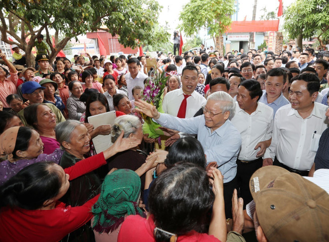El difunto secretario general del Partido Comunista de Vietnam Nguyen Phu Trong se reunió con los pobladores de la aldea de Thuong Dien, comuna de Vinh Quang, distrito de Vinh Bao, durante la celebración de la Fiesta de la Gran Unidad Nacional en la ciudad portuaria de Hai Phong, el 15 de noviembre de 2017. (Foto: VNA)