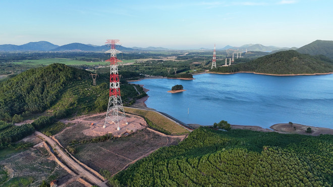 Los postes eléctricos 135 y 136 son responsables de sostener el cable que cruza el lago Thuong Tuy, distrito de Cam Xuyen, provincia de Ha Tinh. (Foto: VNA)