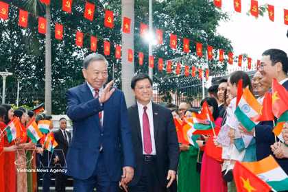 El secretario general del Comité Central del Partido Comunista de Vietnam y presidente del Estado, To Lam, se reúne con el personal de la Embajada de Vietnam y representantes de la comunidad vietnamita en India el 5 de mayo de 2026. (Foto: VNA)