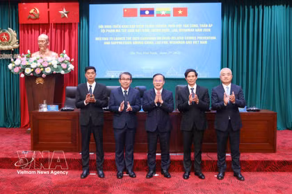 El teniente general Nguyen Van Long, viceministro de Seguridad Pública de Vietnam (en el centro), y los jefes de las delegaciones de Vietnam, China, Laos y Myanmar en la conferencia. (Foto: VNA)