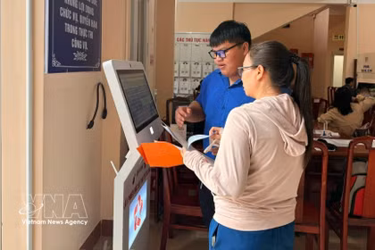 Miembros de la Unión de Jóvenes Comunistas Ho Chi Minh y jóvenes de la comuna de Chon Thanh (ciudad de Dong Nai) apoyan a los ciudadanos en la realización de trámites administrativos. Foto: VNA