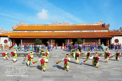 Recreación de la ceremonia de la Gran Audiencia Real del Año Nuevo Lunar de la dinastía Nguyen en el Palacio Thai Hoa de la Ciudadela Imperial de Hue. (Foto: VNA)