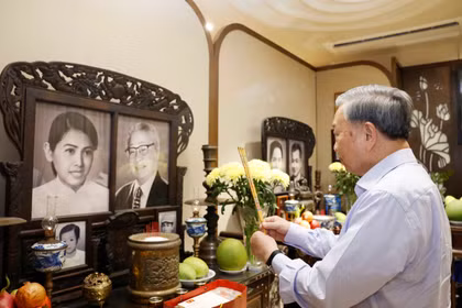 El secretario general del Partido Comunista de Vietnam (PCV) y presidente del país, To Lam, ofrece incienso en memoria del primer ministro Vo Van Kiet. (Foto: VNA)