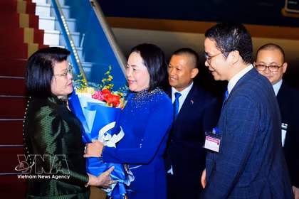 La vicepresidenta de la Asamblea Nacional, Nguyen Thi Thanh, da la bienvenida a la titular de la Asamblea Nacional de Camboya, Samdech Khuon Sudary, en el Aeropuerto Internacional Noi Bai. Foto: VNA