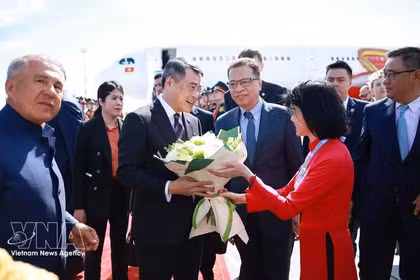 El jefe de la República de Tartaristán, Rustam Minnikhanov (izquierda), da la bienvenida al primer ministro vietnamita, Le Minh Hung (segundo por la izquierda), en el Aeropuerto Internacional Gabdulla Tukay de Kazán. (Foto: VNA)