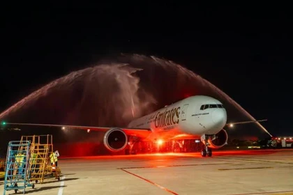 El primer vuelo de Emirates a Da Nang fue recibido con un saludo ceremonial con cañones de agua.