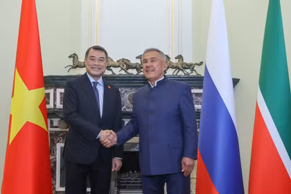 El primer ministro vietnamita Le Minh Hung (izquierda) y el jefe de la República de Tartaristán, Rustam Minnikhanov (izquierda). (Foto: baochinhphu.vn)