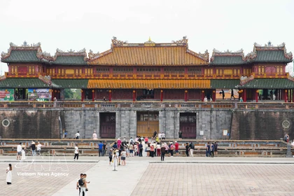 Numerosos visitantes recorren la Puerta Ngo Mon, en la Ciudadela Imperial de Hue. (Fuente: VNA)