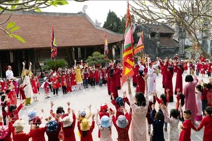 Estudiantes de la ciudad de Viet Tri participan en una experiencia de canto Xoan en la casa comunal de Hung Lo. (Foto: VNA)