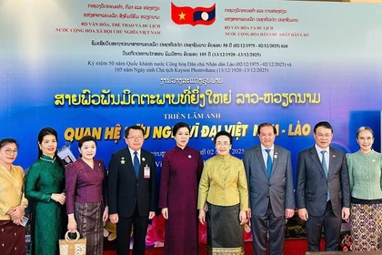 La esposa del secretario general del Partido Comunista de Vietnam, Ngo Phuong Ly, y Naly Sisoulith, esposa del secretario general del Partido Popular Revolucionario y presidente de Laos, participan en la ceremonia inaugural de la Semana de Cine Vietnamita en Laos y la exposición fotográfica "Gran Amistad Vietnam-Laos". (Foto: VNA)