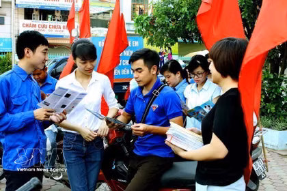 En Hanoi, los jóvenes reciben información y conocimientos sobre salud reproductiva y gestión del crecimiento demográfico. (Foto: VNA)