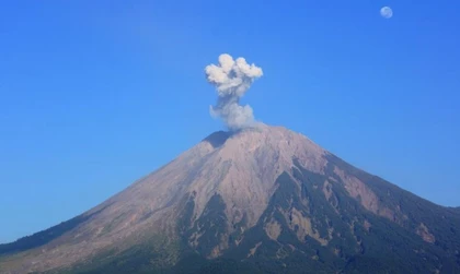 El monte Semeru, el volcán más alto de la isla de Java, entró en erupción repetidamente el 6 de abril. (Foto: lokmattimes.com)