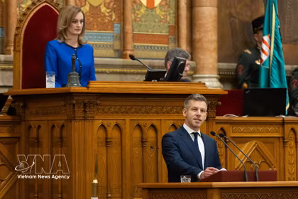 El primer ministro húngaro, Peter Magyar (al frente), en la ceremonia de juramento del nuevo gobierno en Budapest, el 12 de mayo de 2026. (Foto: VNA)