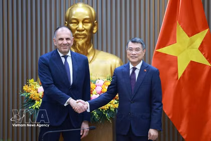El primer ministro Le Minh Hung (derecha) recibe al ministro de Asuntos Exteriores griego, George Gerapetritis. (Foto: VNA)