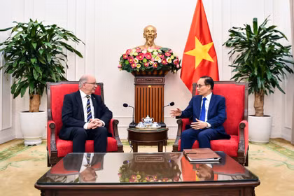 El ministro de Relaciones Exteriores de Vietnam, Le Hoai Trung, recibe al secretario de Estado del Ministerio de Asuntos Exteriores de Suecia, Dag Hartelius. (Foto: Cancillería de Vietnam)