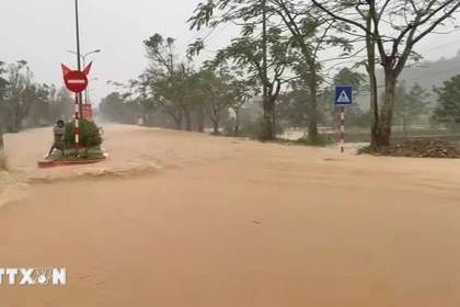 Varias calles de la ciudad de Hue están inundadas debido a las fuertes lluvias y la rápida corriente de agua. (Foto: VNA)