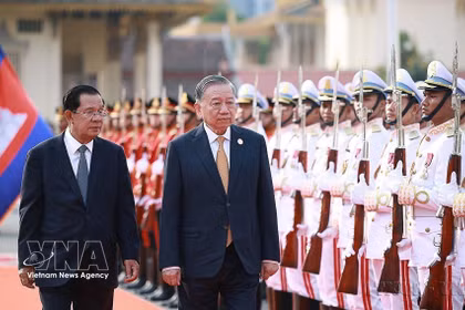 Por autorización de Su Majestad el Rey Norodom Sihamoni, el presidente del Partido Popular de Camboya y presidente del Senado de Camboya, Hun Sen, presidió en la mañana del 6 de febrero de 2026 en Phnom Penh la ceremonia oficial de bienvenida al secretario general del Partido Comunista de Vietnam, To Lam, con motivo de su visita de Estado al Camboya. (Fuente: VNA)