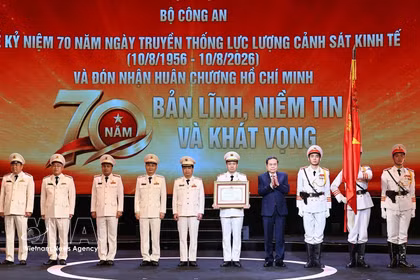 El presidente de la Asamblea Nacional, Tran Thanh Man, entrega la Orden Ho Chi Minh a la fuerza de Policía Económica. Foto: VNA