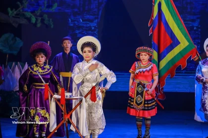 Actuación del grupo artístico Vam Co Cai Luong (Tay Ninh) durante un programa artístico el 9 de marzo de 2026 en Hanoi (Foto: VNA).