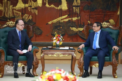 El primer ministro de Vietnam, Pham Minh Chinh, (derecha) recibe al embajador de Rusia en el país, Gennady Bezdetko. (Fuente: VNA)