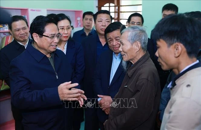 El primer ministro Pham Minh Chinh visita un hogar en el marco del programa para eliminar viviendas temporales y deterioradas en el distrito de Mo Duc, provincia de Quang Ngai. (Fuente:VNA)