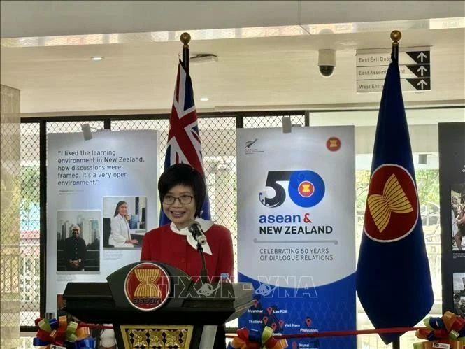 La Embajadora Ton Thi Ngoc Huong, Representante Permanente de Vietnam ante la ASEAN, habla en la ceremonia de apertura de la exposición fotográfica (Foto: VNA).