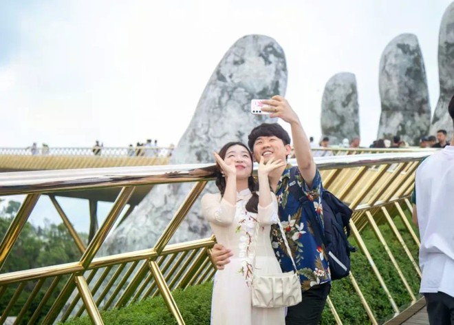 Puente Dorado: un símbolo turístico icónico y una de las atracciones más populares entre los visitantes coreanos en Da Nang (Fuente: Sun Group)