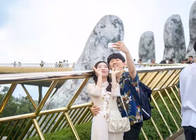 Puente Dorado: un símbolo turístico icónico y una de las atracciones más populares entre los visitantes coreanos en Da Nang (Fuente: Sun Group)