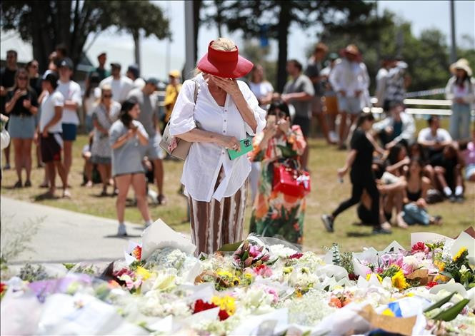 Flores en memoria de las víctimas del tiroteo en Bondi Beach, Sídney, Australia, el 15 de diciembre de 2025. Foto: VNA