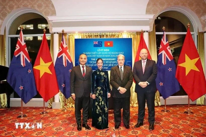 El embajador de Vietnam en Nueva Zelanda, Phan Minh Giang (izquierda), y su esposa posan una foto con el ministro de Asuntos Exteriores de Nueva Zelanda, Winston Peters, y el viceministro de Asuntos Exteriores, Grahame Morton, en la ceremonia (Foto: VNA)