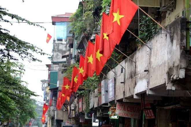 Banderas colgadas en Hanoi durante los días festivos (Fuente: VNA)