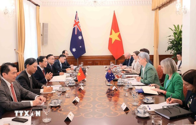 En las conversaciones del 20 de agosto entre el viceprimer ministro y canciller vietnamita, Bui Thanh Son, y la ministra de Asuntos Exteriores australiana, Penny Wong. (Foto: VNA)