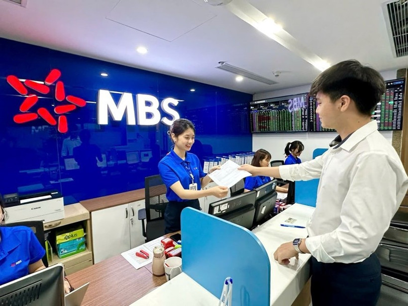 Actividades de consultoría y corretaje de valores en la empresa MB Securities (Foto: qdnd.vn)