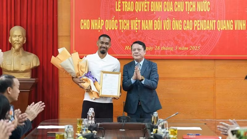 El futbolista Cao Pendant Quang Vinh (izquierda) se ha convertido oficialmente en ciudadano vietnamita (Fuente: VNA)