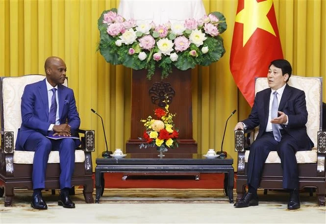 El presidente de Vietnam, Luong Cuong (derecha) recibe al ministro de Asuntos Exteriores, Integración Regional y Togoleses en el Exterior de Togo, Robert Dussey (Fuente: VNA)