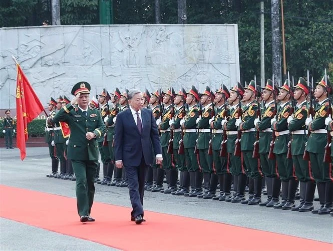 El secretario general del Partido Comunista de Vietnam, To Lam, visita la sede de la Región Militar 7 en Ciudad Ho Chi Minh (Fuente: VNA)