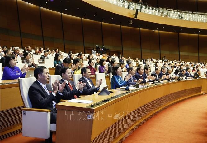 La Asamblea Nacional de Vietnam aprueba la Resolución que ratifica la propuesta del presidente del Consejo Electoral Nacional (CEN) sobre el nombramiento de varios vicepresidentes y miembros de dicho órgano (Fuente: VNA)
