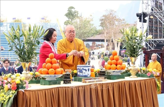 La vicepresidenta de la Asamblea Nacional de Vietnam Nguyen Thi Thanh asiste a una ceremonia para inaugurar el Festival de la Pagoda Tam Chuc (Fuente: VNA)