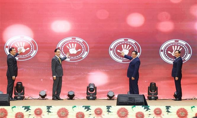 El primer ministro Pham Minh Chinh y líderes del Ministerio de Asuntos Exteriores inauguran la Base de Datos de Tratados Internacionales. Foto: VNA