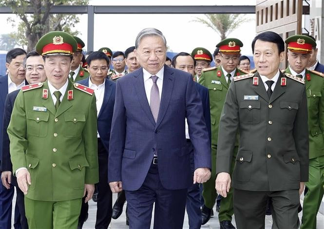 El secretario general del Partido Comunista de Vietnam, To Lam (centro) realiza una visita de trabajo al Centro Nacional de Datos N.º 1 (Fuente: VNA)