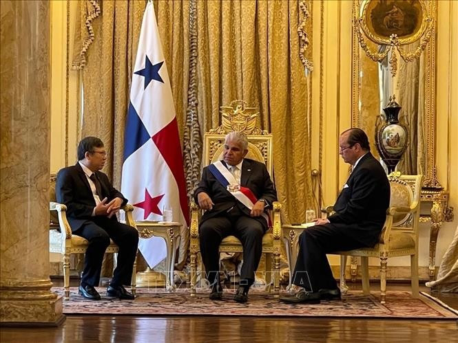 El embajador de Vietnam en México y Panamá, Nguyen Van Hai, presenta las cartas credenciales al presidente panameño, José Raúl Mulino Quintero. Foto: VNA