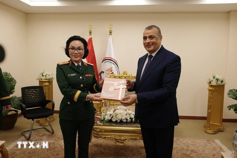 La teniente general Phan Thi Hoai Van, subjefa del Departamento General de Industria de Defensa y el ministro de Estado egipcio de Producción Militar, Mohamed Salah El-Din Mostafa (Fuente: VNA)