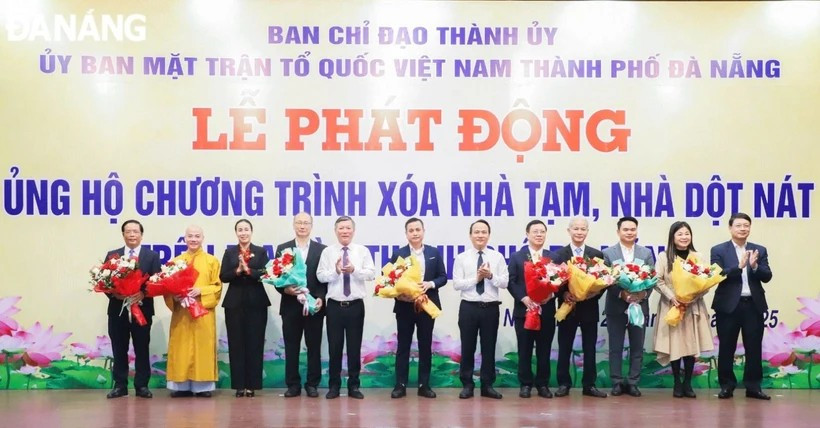 En un evento de recaudación de fondos para la campaña de eliminación de viviendas precarias, celebrado en Da Nang en enero de 2025. (Foto: VNA)